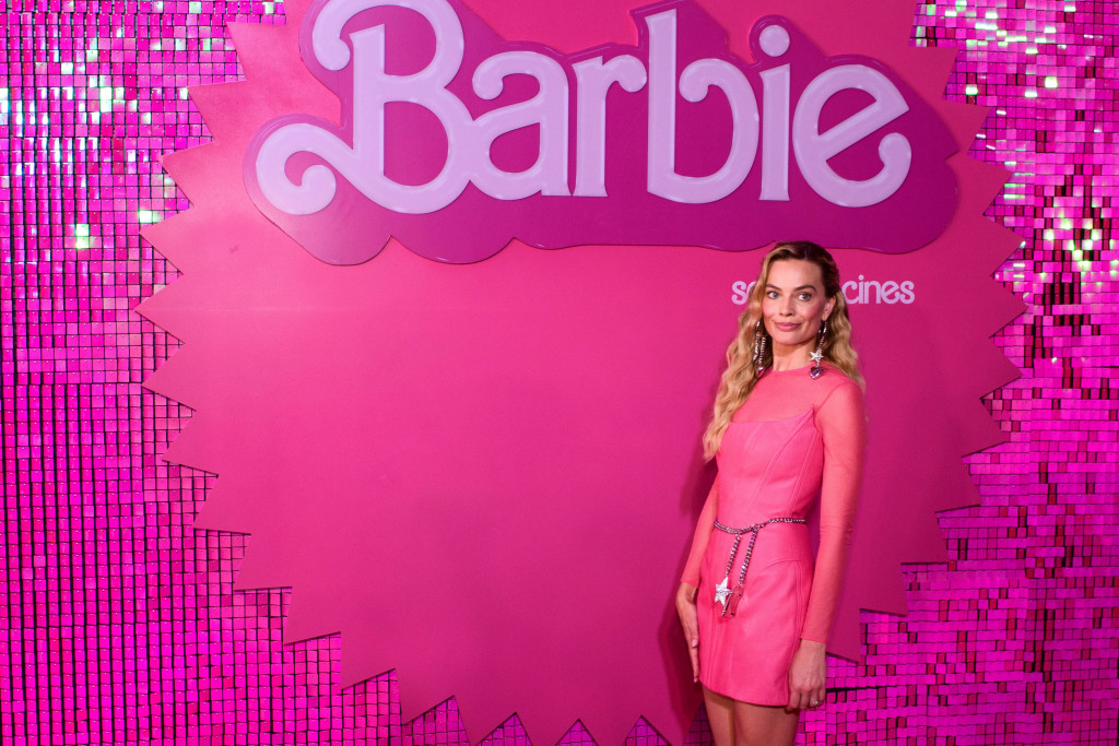Roze boja je pokorila modni svet: Za sve je zaslužan Barbie film, influenserke i druge slavne žene su odlepile za ovim trendom