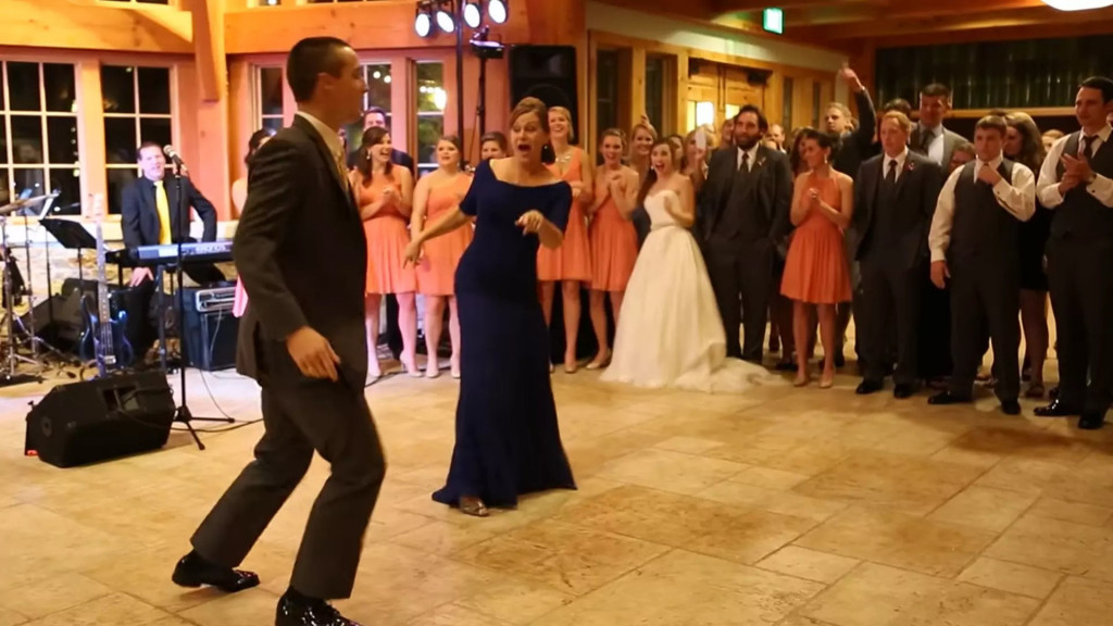 Majka i sin napravili šou na venčanju: Reakcija mlade je neprocenljiva (VIDEO)