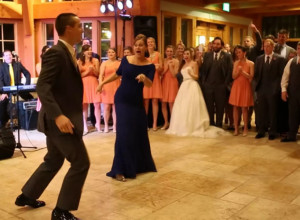 Majka i sin napravili šou na venčanju: Reakcija mlade je neprocenljiva (VIDEO)