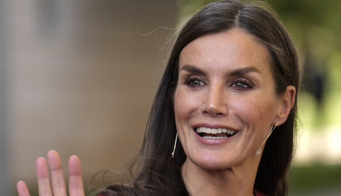 Kraljica Leticija zablistala u belom: Midi haljina bez rukava, sa diskretnim šlicem je pravi modni bingo