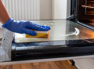 Očistite rernu bez žice i hemije: Potreban vam je samo jedan sastojak koji sigurno imate u kući i biće kao nova