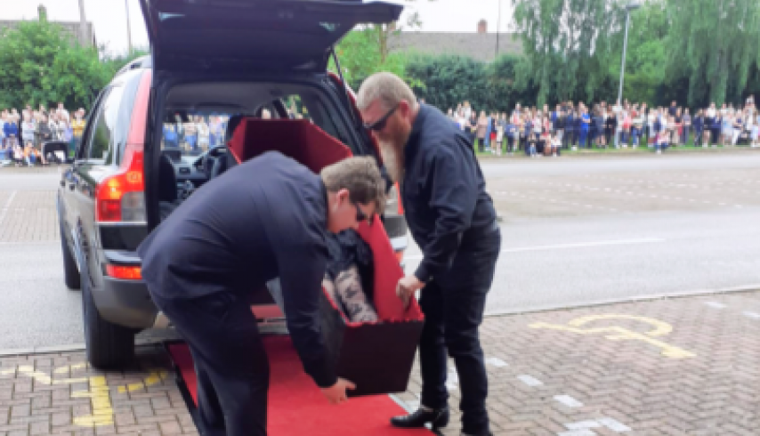 Svet frapiran prizorom: Devojka na maturu stigla u kovčegu, izneli je brat i otac!