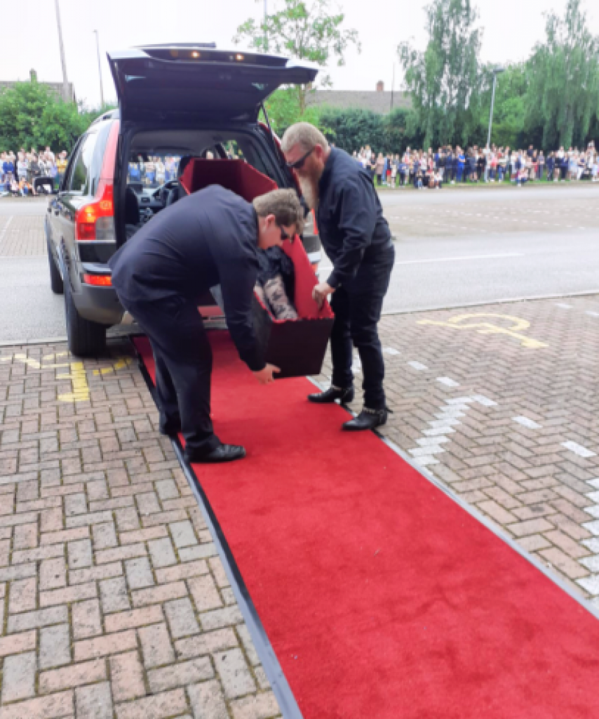 Svet frapiran prizorom: Devojka na maturu stigla u kovčegu, izneli je brat i otac!