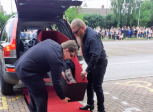 Svet frapiran prizorom: Devojka na maturu stigla u kovčegu, izneli je brat i otac!