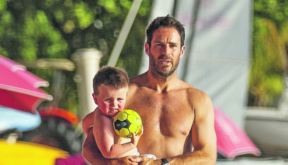 Kakav macan, a još brižan: Zgodni tata šeta izvajane mišiće po plaži zajedno sa decom!