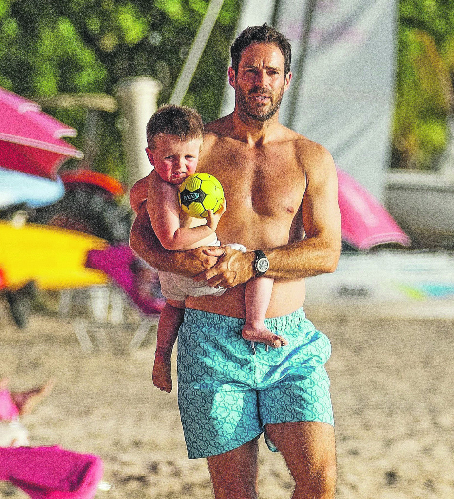Kakav macan, a još brižan: Zgodni tata šeta izvajane mišiće po plaži zajedno sa decom!