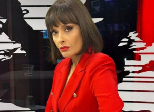 Ljudi ne veruju šta gledaju: Srpska voditeljka snimljena ispod stola, da li je moguće da nosi ovo u programu uživo