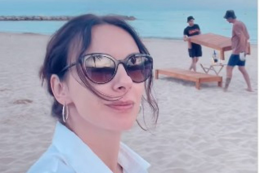 Bez šminke i filtera, prelepa: Sloboda Mićalović pokazala kako uživa na peščanoj plaži, a evo i sa kim