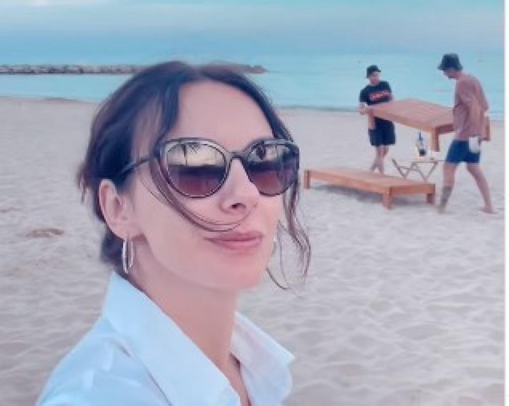 Bez šminke i filtera, prelepa: Sloboda Mićalović pokazala kako uživa na peščanoj plaži, a evo i sa kim