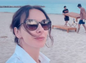 Bez šminke i filtera, prelepa: Sloboda Mićalović pokazala kako uživa na peščanoj plaži, a evo i sa kim