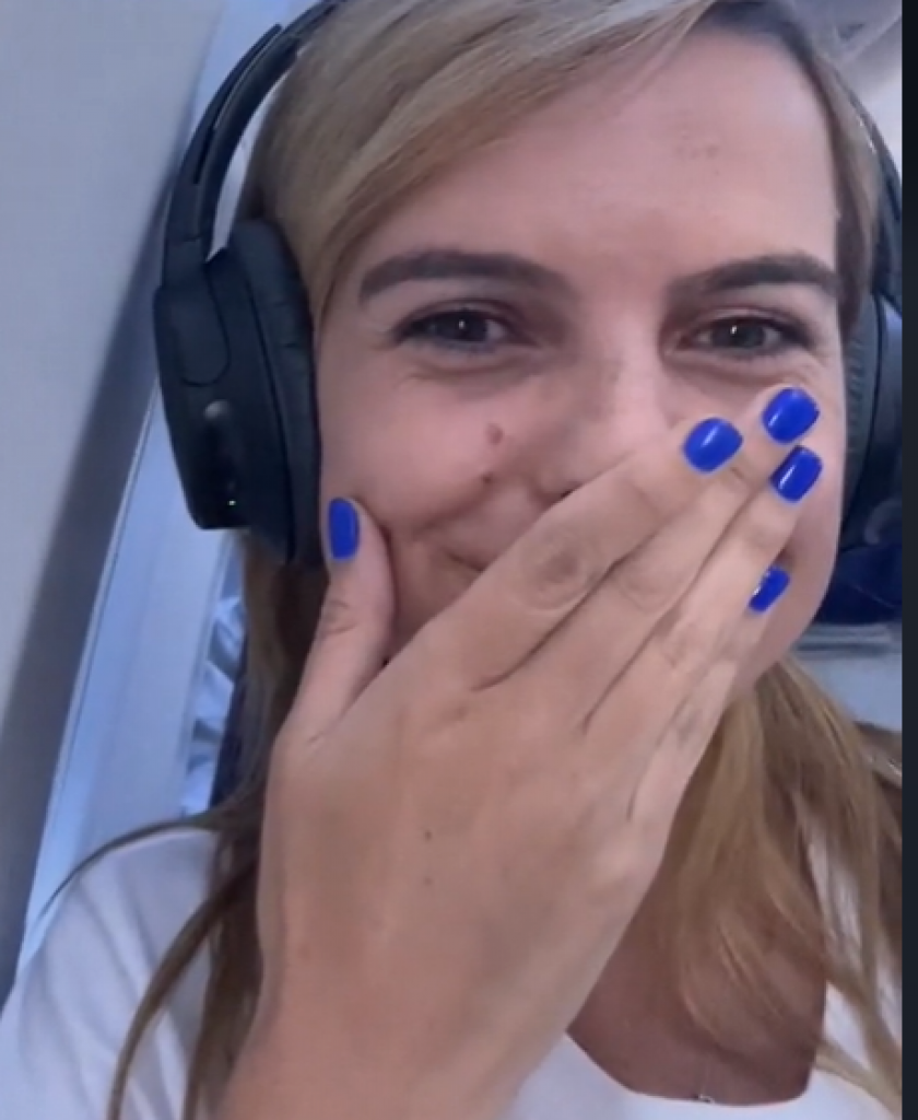 U ljubavi treba biti odvažan: Devojci se u avionu svideo jedan putnik, poslala mu poruku na salveti, a njegova reakcija je oduševila