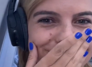 U ljubavi treba biti odvažan: Devojci se u avionu svideo jedan putnik, poslala mu poruku na salveti, a njegova reakcija je oduševila