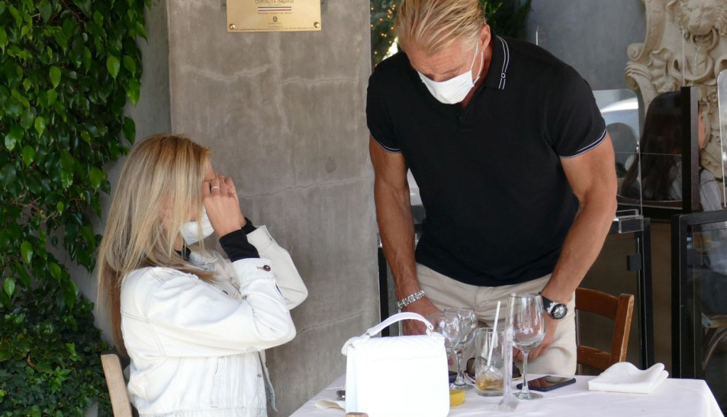 Poznati glumac oženio devojku koja je godište njegove ćerke: Iako ima rak pluća, on nije digao ruke od života