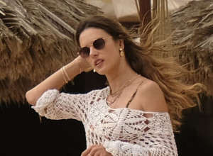 Njen izbor kupaćih kostima je nepogrešiv: Alesandra Ambrozio kao inspiracija kada je u pitanju modni stil za plažu ovog leta