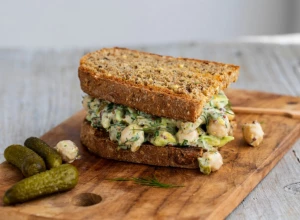 Lažna salata od tunjevine, gotova je za manje od 10 minuta a može da zameni čitav obrok