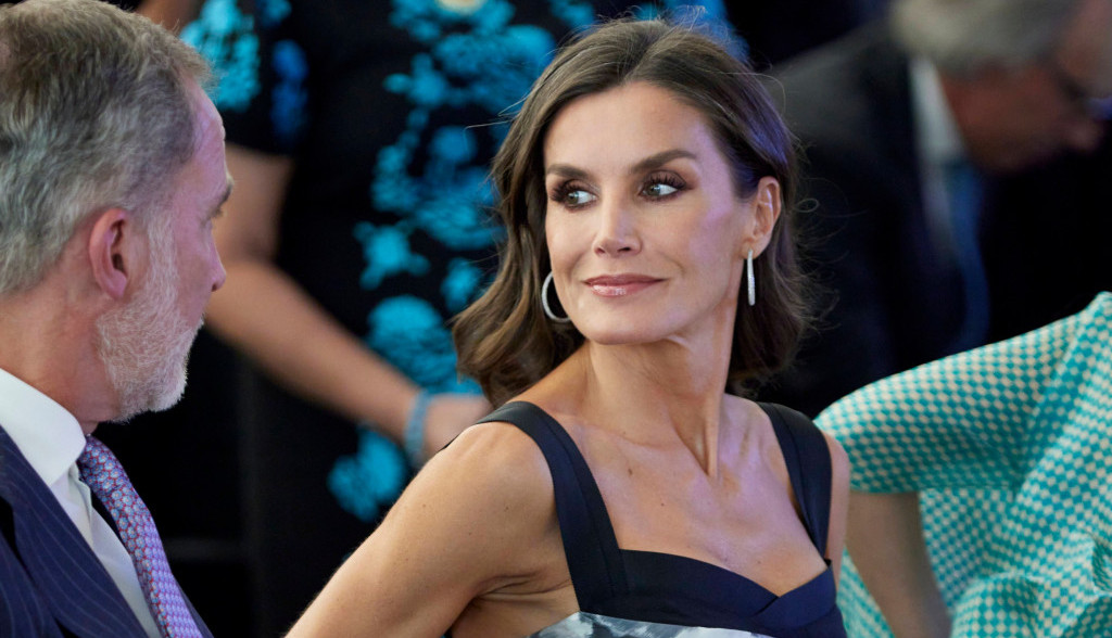 Kraljica Leticija ovog puta odstupila od svog stila: Cvetna midi haljina sa dubokim dekolteom oduševila ljubitelje mode