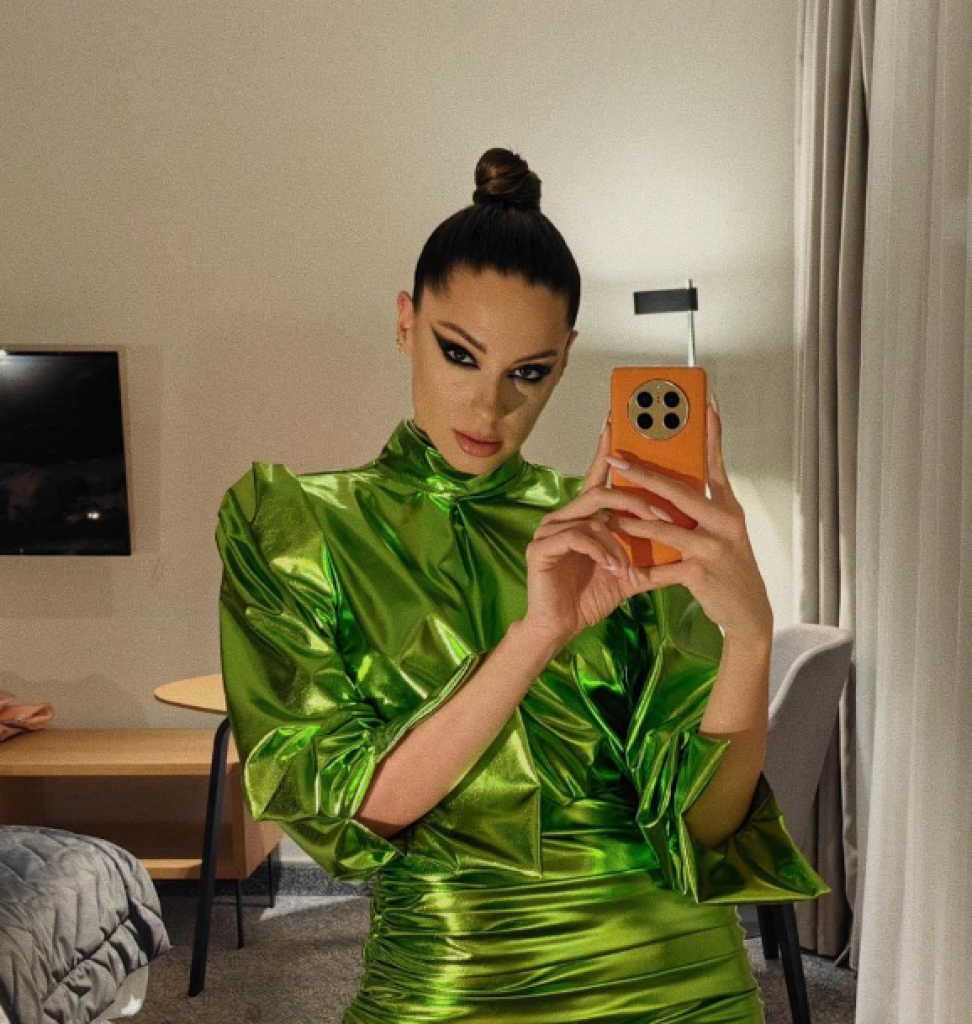 Ovog puta je nadmašila samu sebe: Sara Jo u pripijenoj haljini i halterima zapalila Instagram