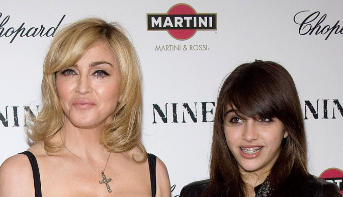 Krenula maminim stopama: Golotinja, lanci i katanci, Madonina ćerka  pokazala više nego što treba