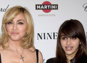 Krenula maminim stopama: Golotinja, lanci i katanci, Madonina ćerka  pokazala više nego što treba