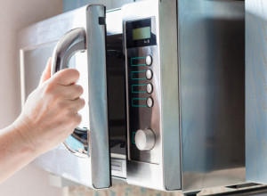 Klinci masovno kuvaju jaja u mikrotalasnoj: Opasan tiktok trend zaludeo decu,  posledice su jezive, jedna od najgorih je slepilo