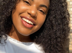 Nju je poznata pevačica brutalno izvređala zbog izgleda: Ima 144 kilograma i preti joj otkaz ako ne smrša