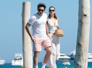 Žene u Srbiji se otimaju oko ovih sandala: Bile su hit pre 15 godina, prve se rasprodaju u radnjama, a ima modela i za 2.500 dinara