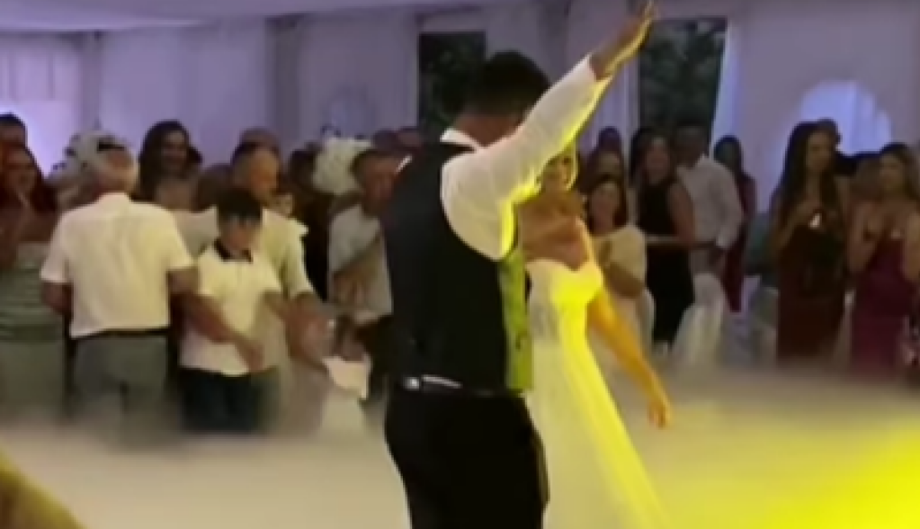 "To je to, pravi Srbi": Nesvakidašnji prvi ples na svadbi, mladenci bacili goste u trans i zapalili mreže