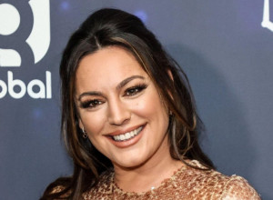 I muško i žensko se okretalo za njom: Glumica sa najsavršenijim telom na svetu prošetala je u letnjoj haljini