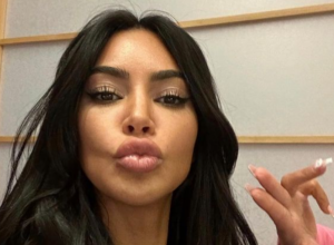 Kim Kardašijan uhvaćena u laži: Objavila fotke, pa brže bolje obrisala, ispod kupaćeg nosila steznik