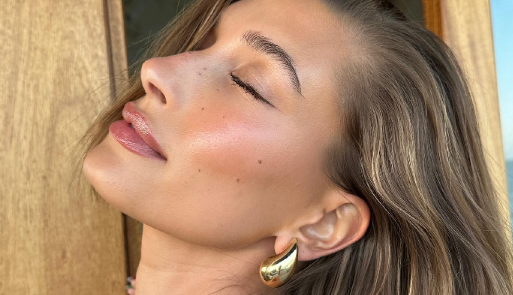 Hejli Biber diktira trendove u bjuti industriji: Jagoda mejkap trik sa kojim lice deluje odmorno i sveže