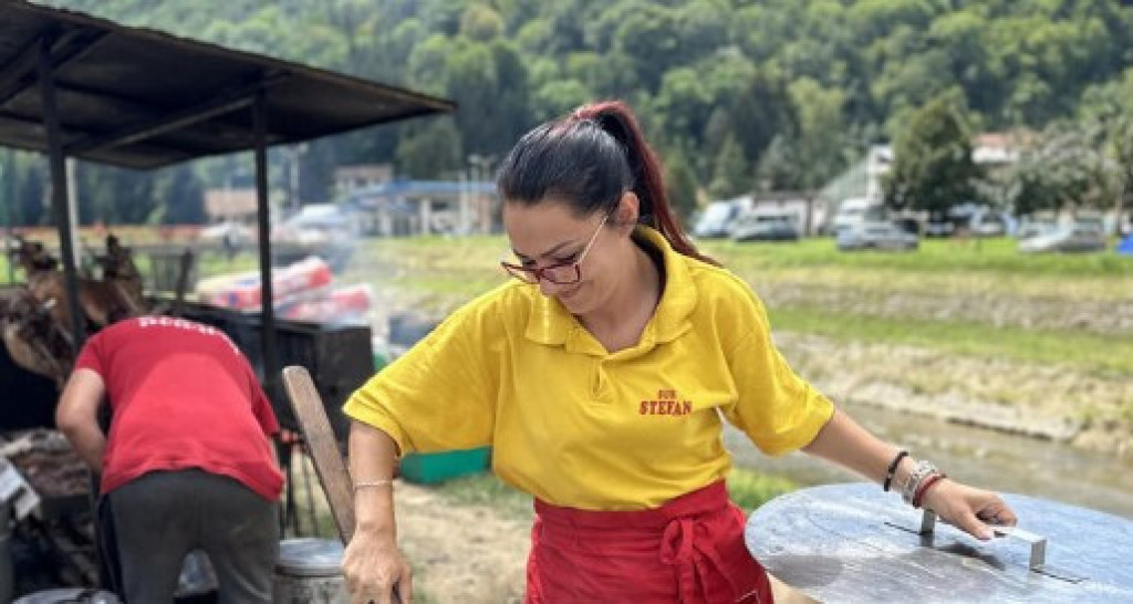 Kao od šale okreće bika od pola tone na ražnju: Sanja je jedina žena u Srbiji koja peče vola, iako inženjer nastavila je porodičnu tradiciju