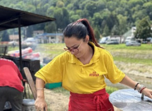 Kao od šale okreće bika od pola tone na ražnju: Sanja je jedina žena u Srbiji koja peče vola, iako inženjer nastavila je porodičnu tradiciju