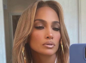 "Smokey eye" je jedna od najpopularnijih mejkap tehnika: Viralni trik kako da brzo našminkate oči na ovaj način