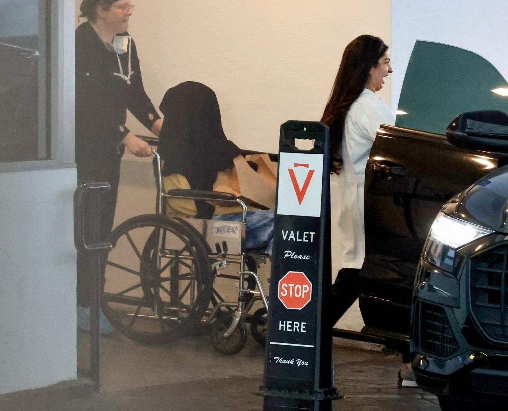 Iz bolnice je izašla sa ćebetom preko glave: Nekada najlepša glumica, a sad izobličena od operacija