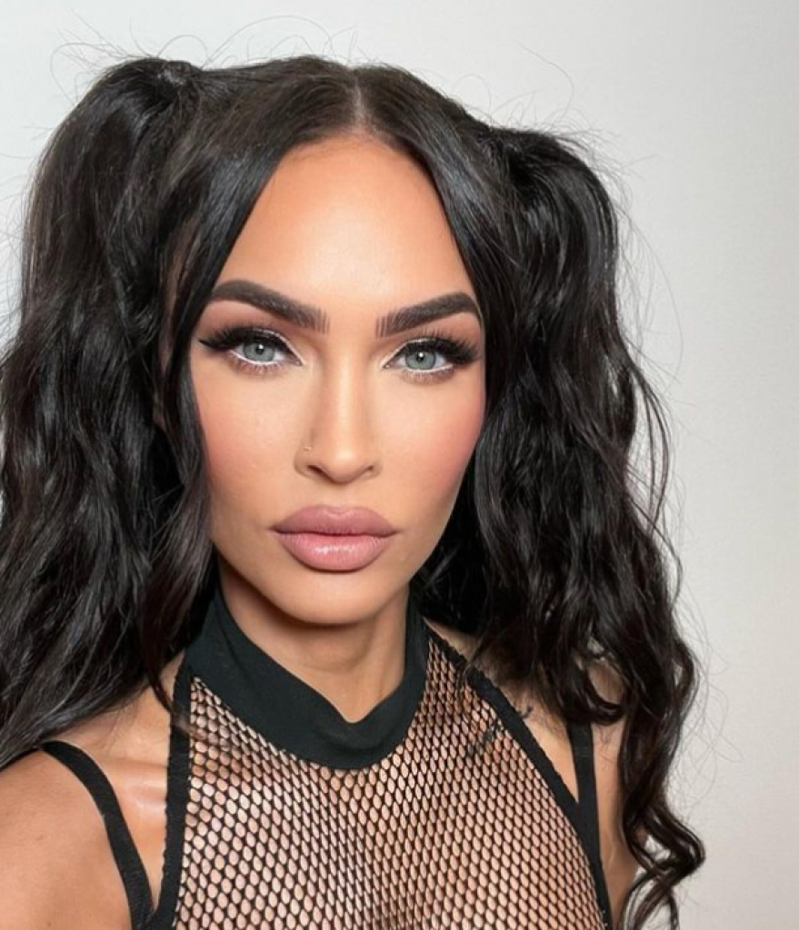 Šta je ovo zaboga? Nokti Megan Foks sa visećim krstićima zgrozili ljude, svi se pitaju kako uopšte funkcioniše