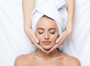 Koža vrata zahteva istu negu kao i lice: Korisni saveti kako da usporite starenje