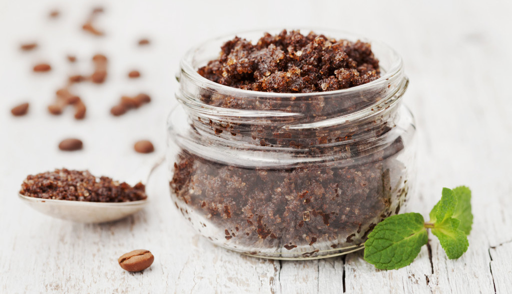 KOŽA KO SVILA Ne bacajte pare na skupe kreme, napravite piling protiv celulita od kafe i kokosovog ulja kod kuće