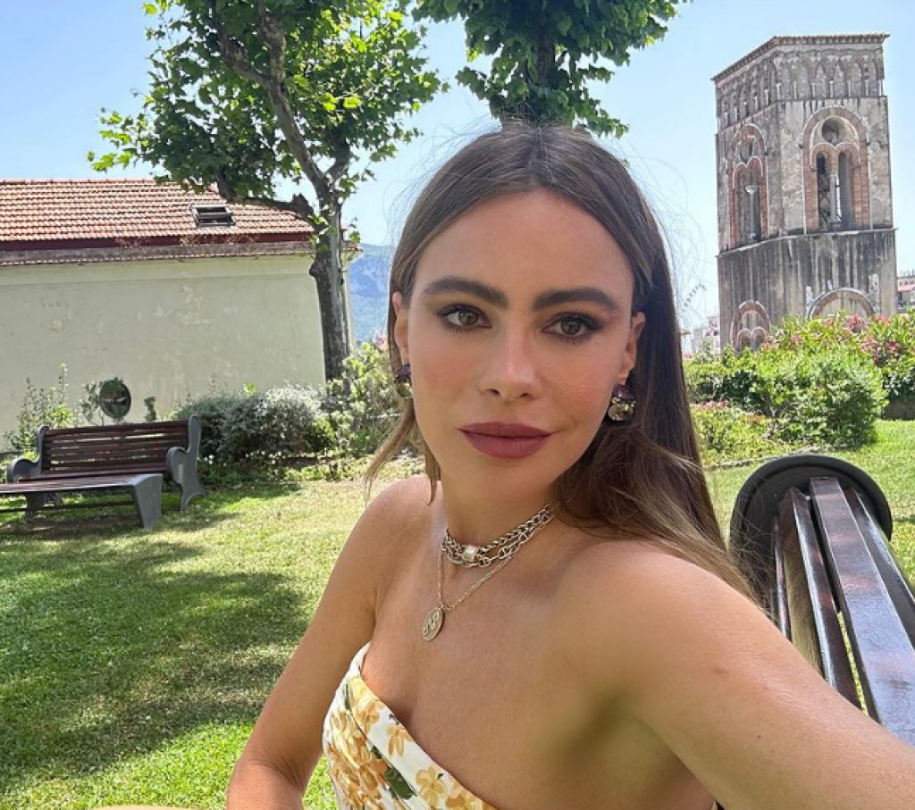 Sofija Vergara zablistala na proslavi sestrinog rođendana: Plava haljina istakla njenu zanosnu figuru