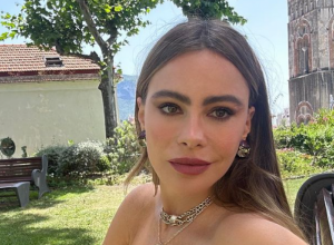 Sofija Vergara zablistala na proslavi sestrinog rođendana: Plava haljina istakla njenu zanosnu figuru