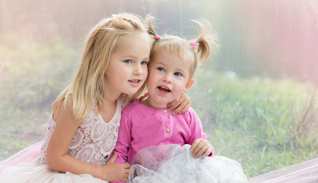 "Ovaj video mi je vratio nadu": Snimak devojčice koja hrani autističnu sestru je nešto najlepše što ćete videti danas