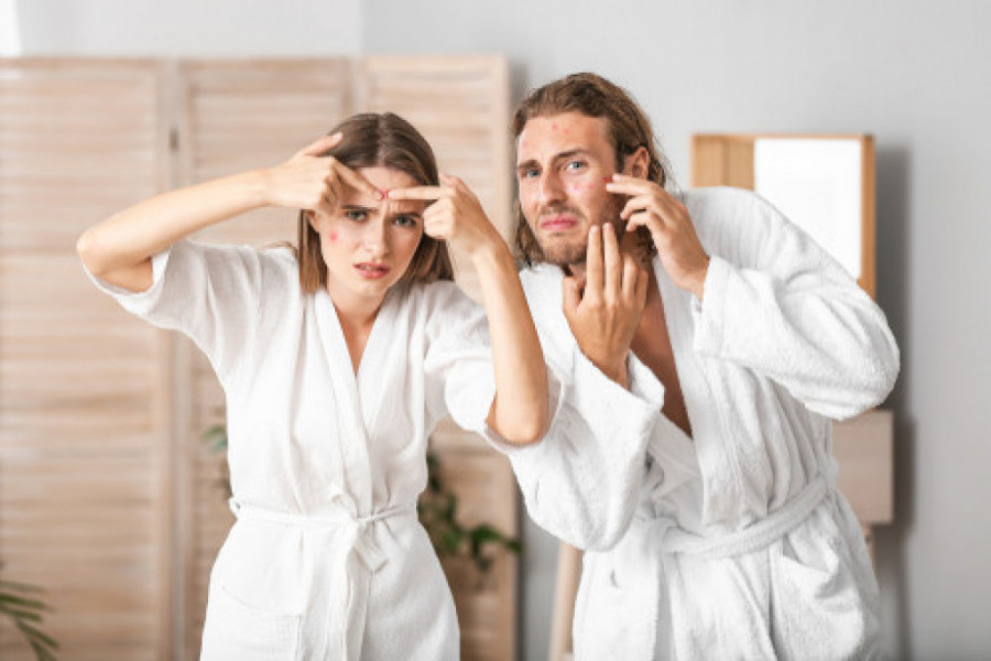 ČUDNOVATA BLISKOST Psiholog objasnio otkud to silno zadovoljstvo kad istisnete bubuljicu na partnerovim leđima