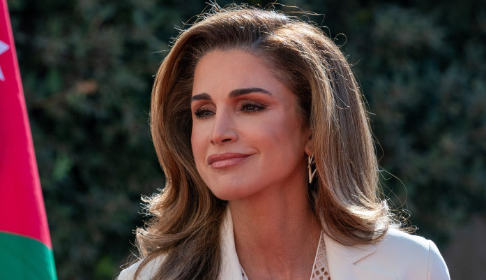 Kraljica Ranija nije odolela trendu "ružnih papuča": Mnogi nisu oduševljeni ovim modnim iskorakom, komentari se samo nižu