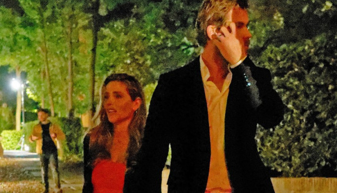 Fotografija supruge poznatog glumca sve nas je uplašila: Zbog jednog predmeta koji drži u ruci mnogi su pomislili na najgore