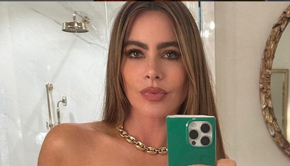 Sofija Vergara ne skida osmeh sa lica: Zablistala u beloj odevnoj kombinaciji, teški dani su iza nje