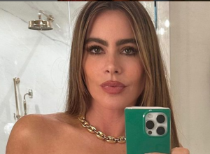 Sofija Vergara ne skida osmeh sa lica: Zablistala u beloj odevnoj kombinaciji, teški dani su iza nje