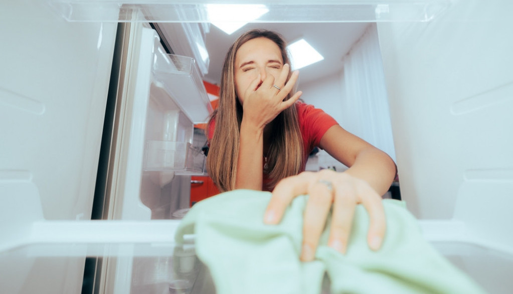 Jeftin proizvod briše sve mrlje u frižideru: Samo nanesite par kapi na krpu i gledajte kako blista