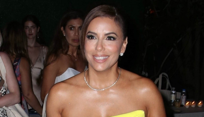 Haljina neobičnog kroja u najtraženijoj boji sezone: Eva Longorija opet oduševila modnim izborom