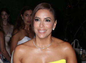 Haljina neobičnog kroja u najtraženijoj boji sezone: Eva Longorija opet oduševila modnim izborom