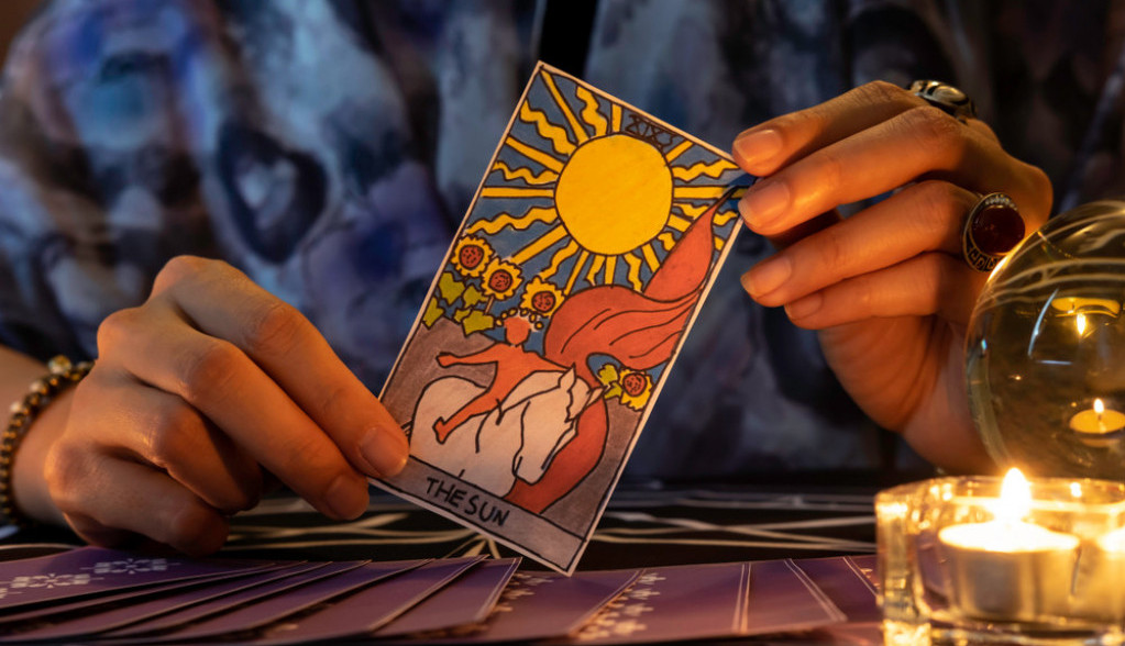 Mesečno čitanje tarot karte svakog horoskopskog znaka za jun: Lavu kosmički poklon, Jarac na raskrsnici...