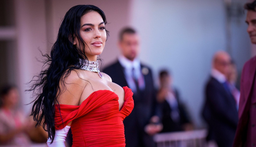 Au, kakva bruka! Ceo svet priča o čizmama koje je Georgina uparila s glamuroznom crvenom haljinom i nikom nije jasno zašto je to uradila